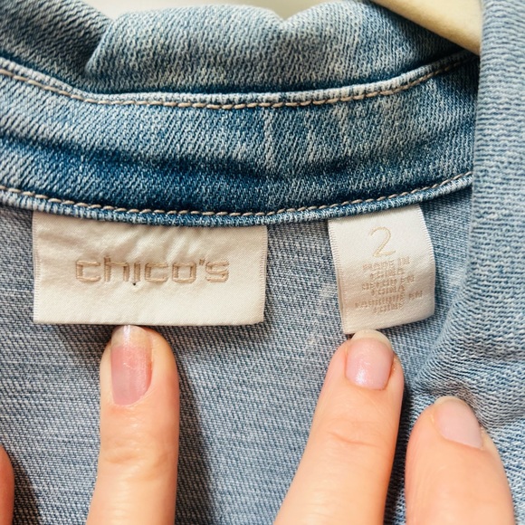 Like new Chico's size 2 light jean jacket with fun back design - Picture 3 of 6
